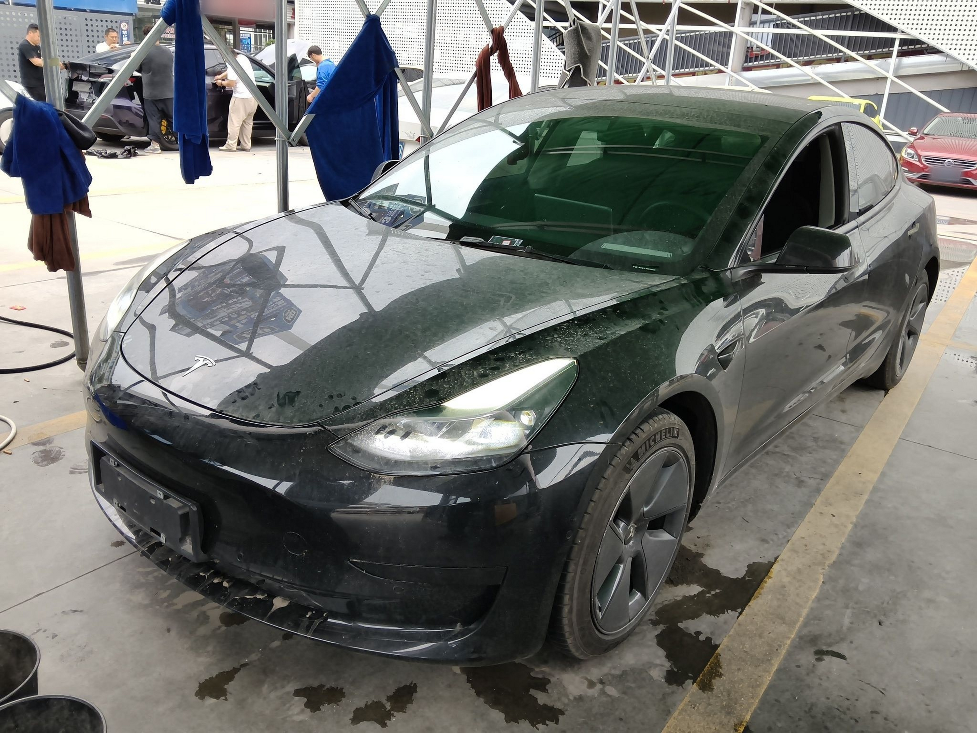 تحت مقدمة السيارة