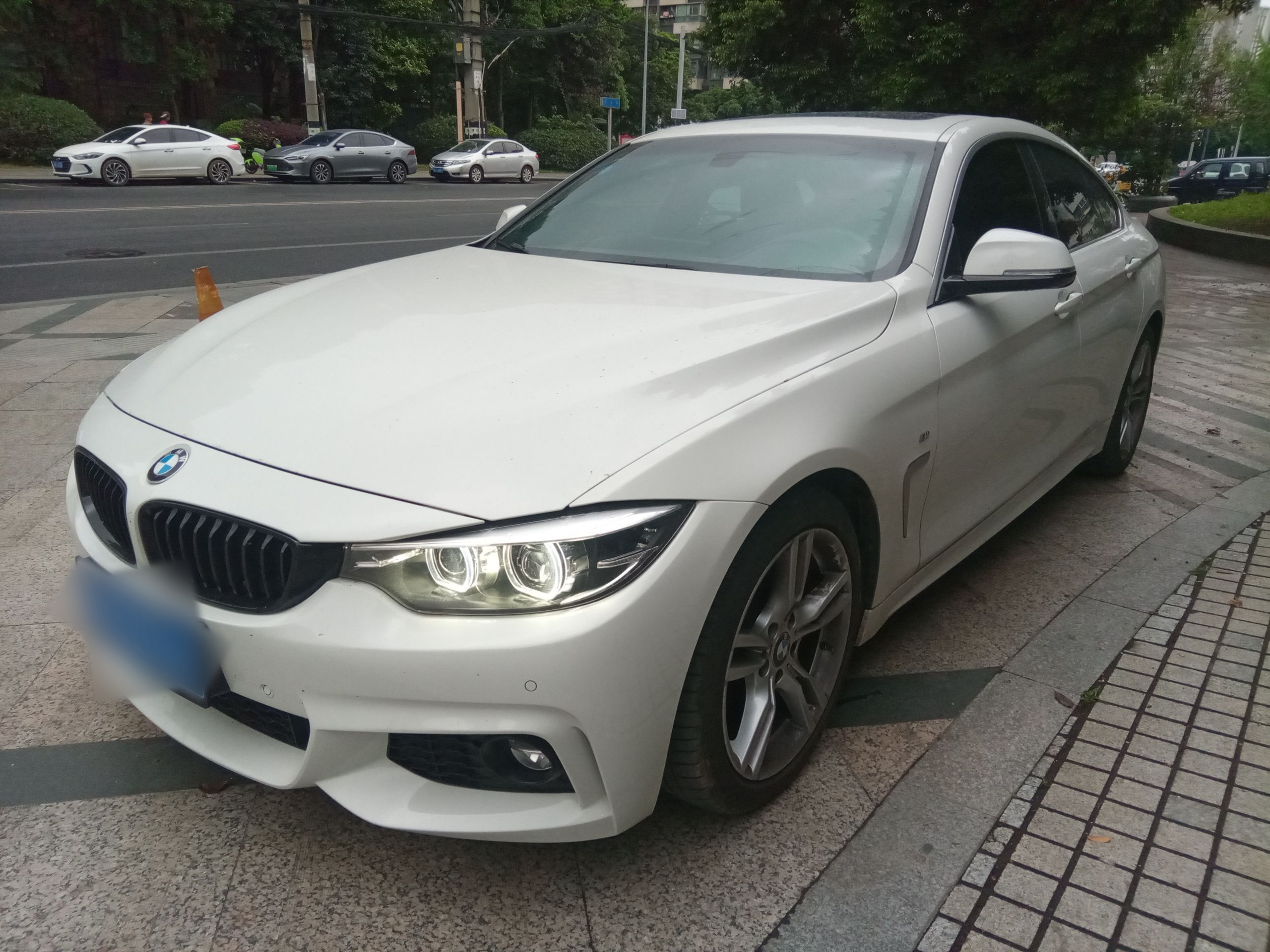 Под передней частью автомобиля