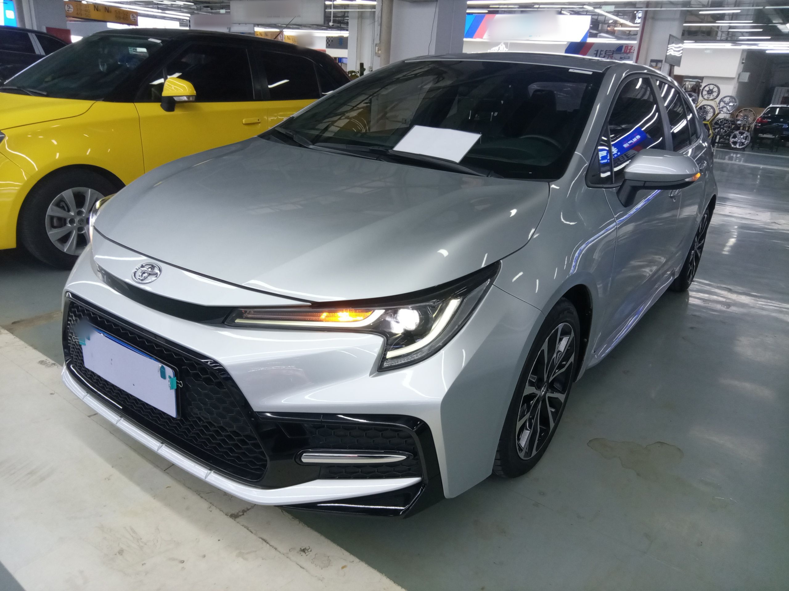 Под передней частью автомобиля