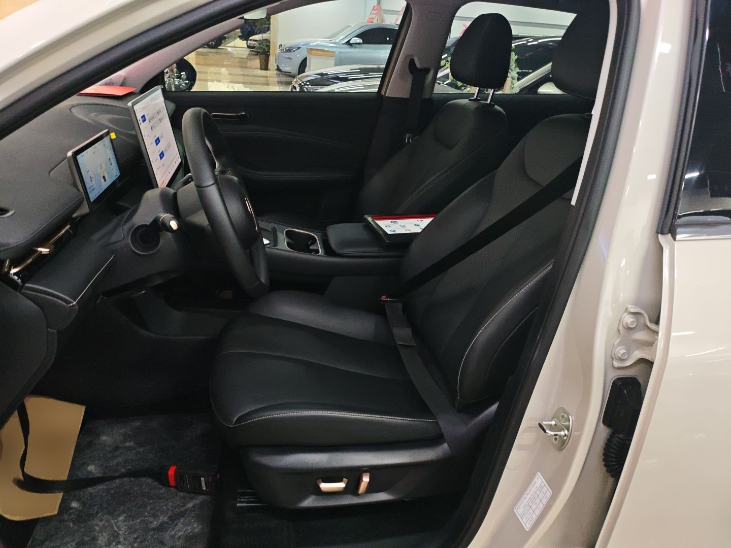 المقاعد الأمامية داخل السيارة