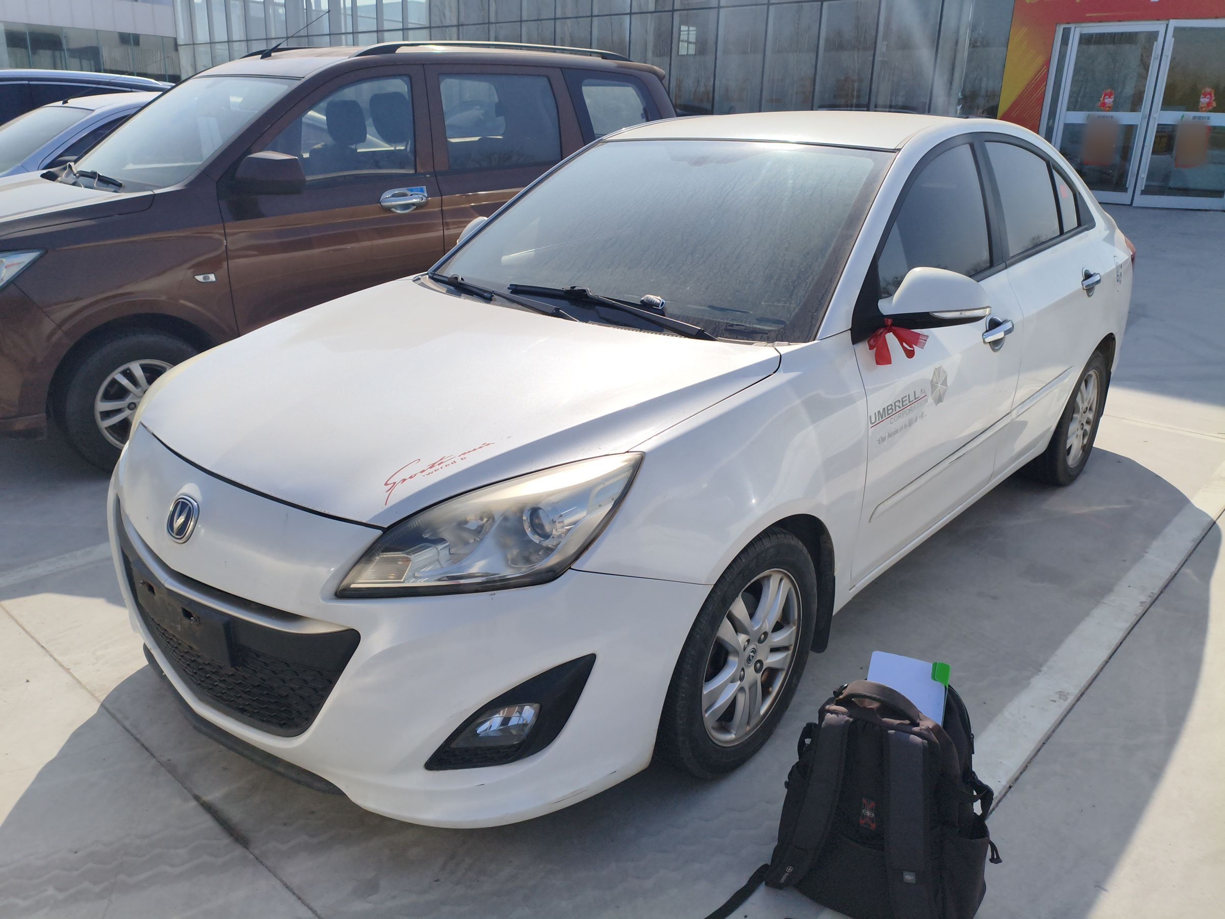 Под передней частью автомобиля