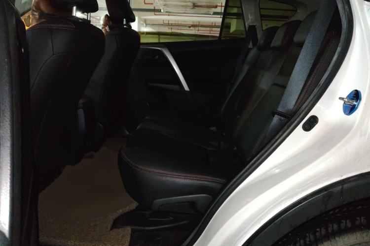 Used Toyota RAV4 2016 2.0L CVT Two-Wheel Drive Fashion Edition China V Standard Left Rear Seat