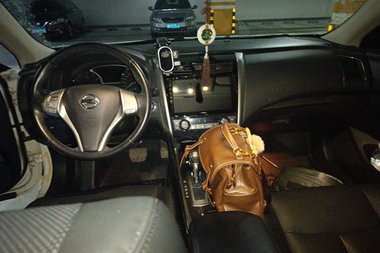 Used Nissan Teana 2014 2.0L XL Upper Tech Edition Center Console