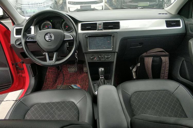 Used Skoda Rapid Spaceback 2018 1.6L Automatic Comfort Edition Center Console