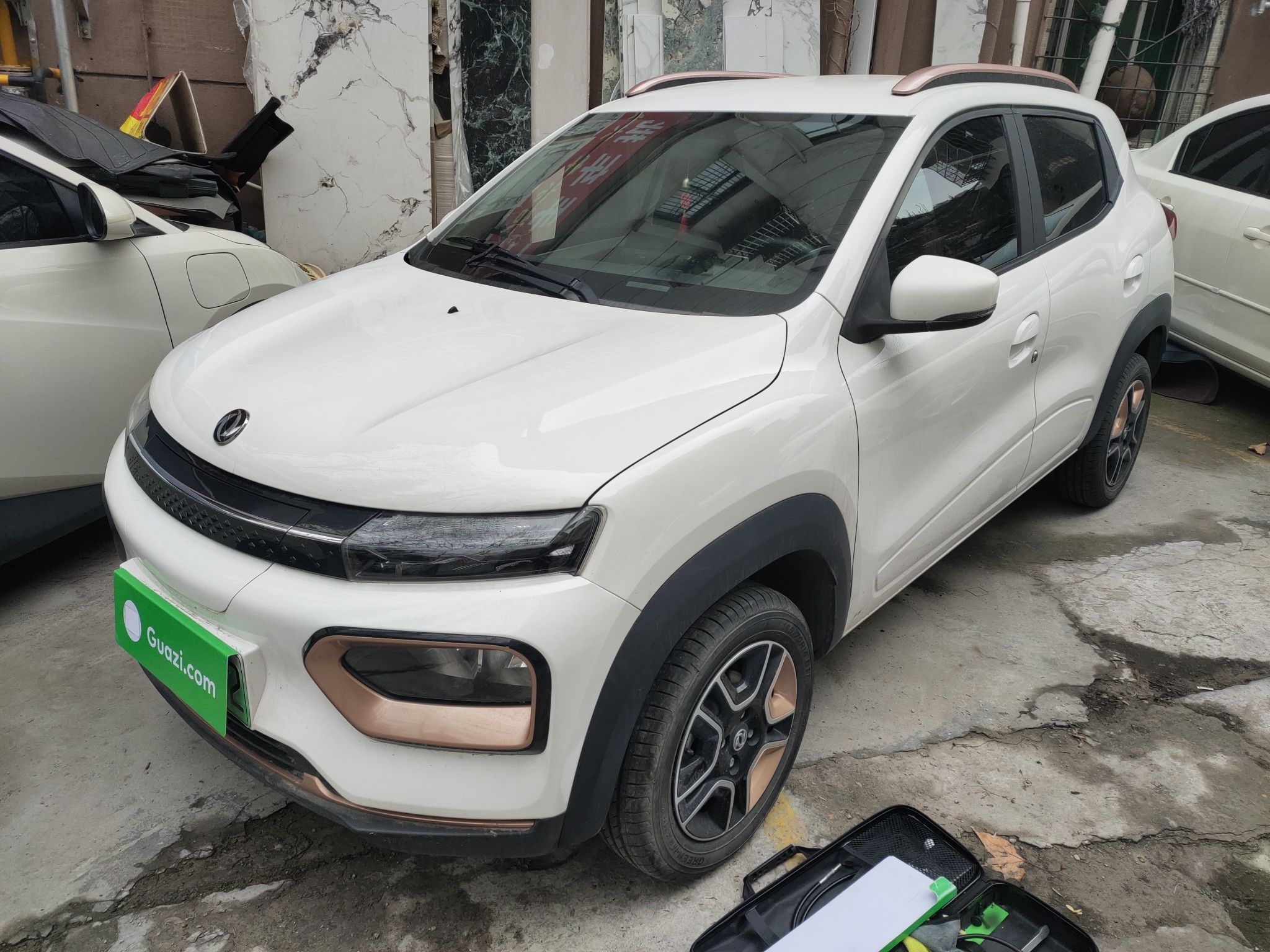 تحت مقدمة السيارة