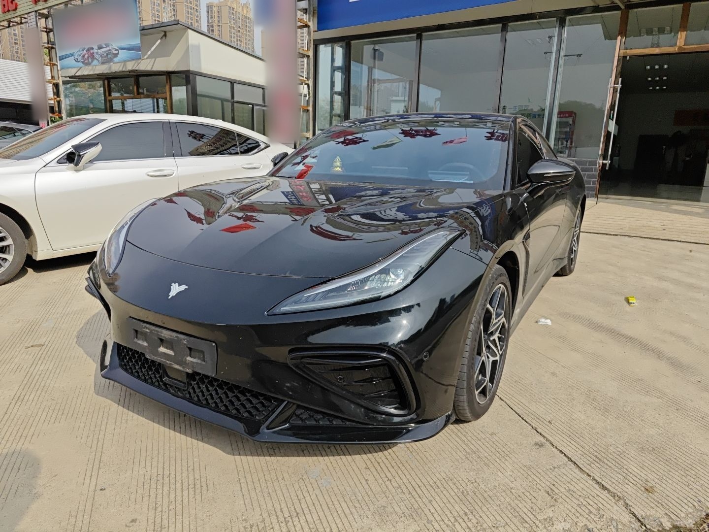 تحت مقدمة السيارة