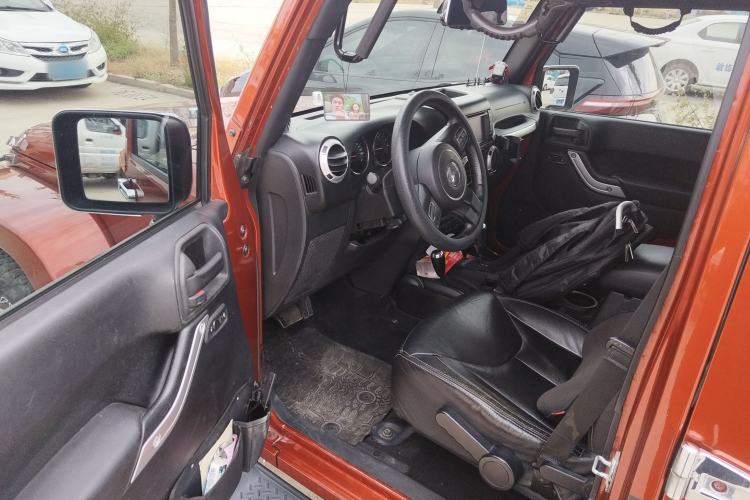 Used Jeep Wrangler 2014 3.0L Sahara Four-Door Edition Driver Seat