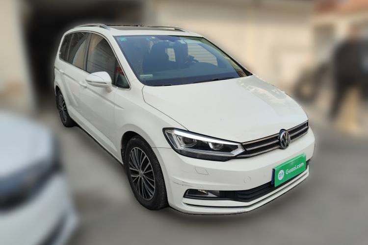 Used Volkswagen Touran 2018 Volkswagen Touran L 280TSI DSG Luxury Edition 7 Seats Front Right 45 Deg