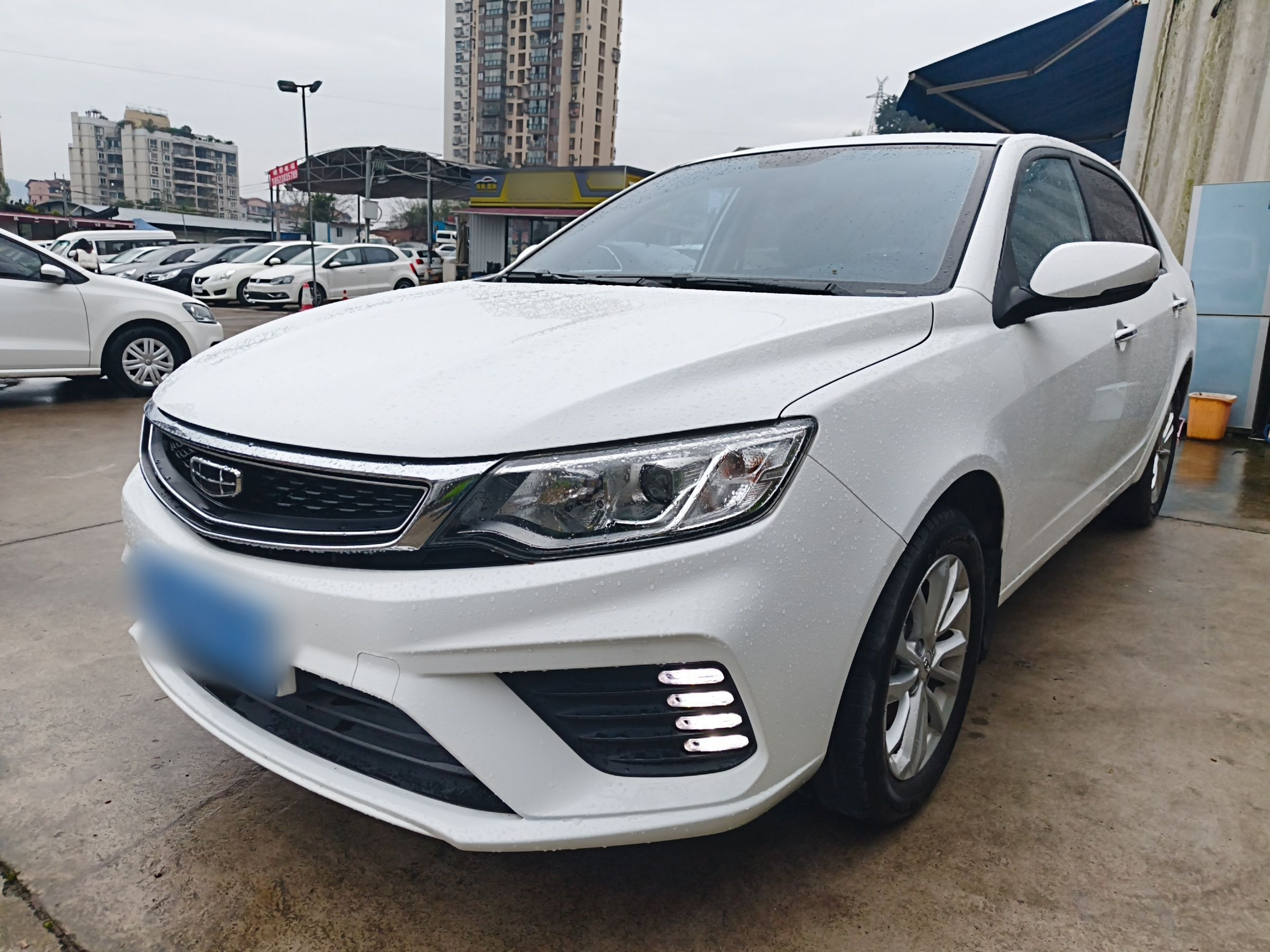 تحت مقدمة السيارة