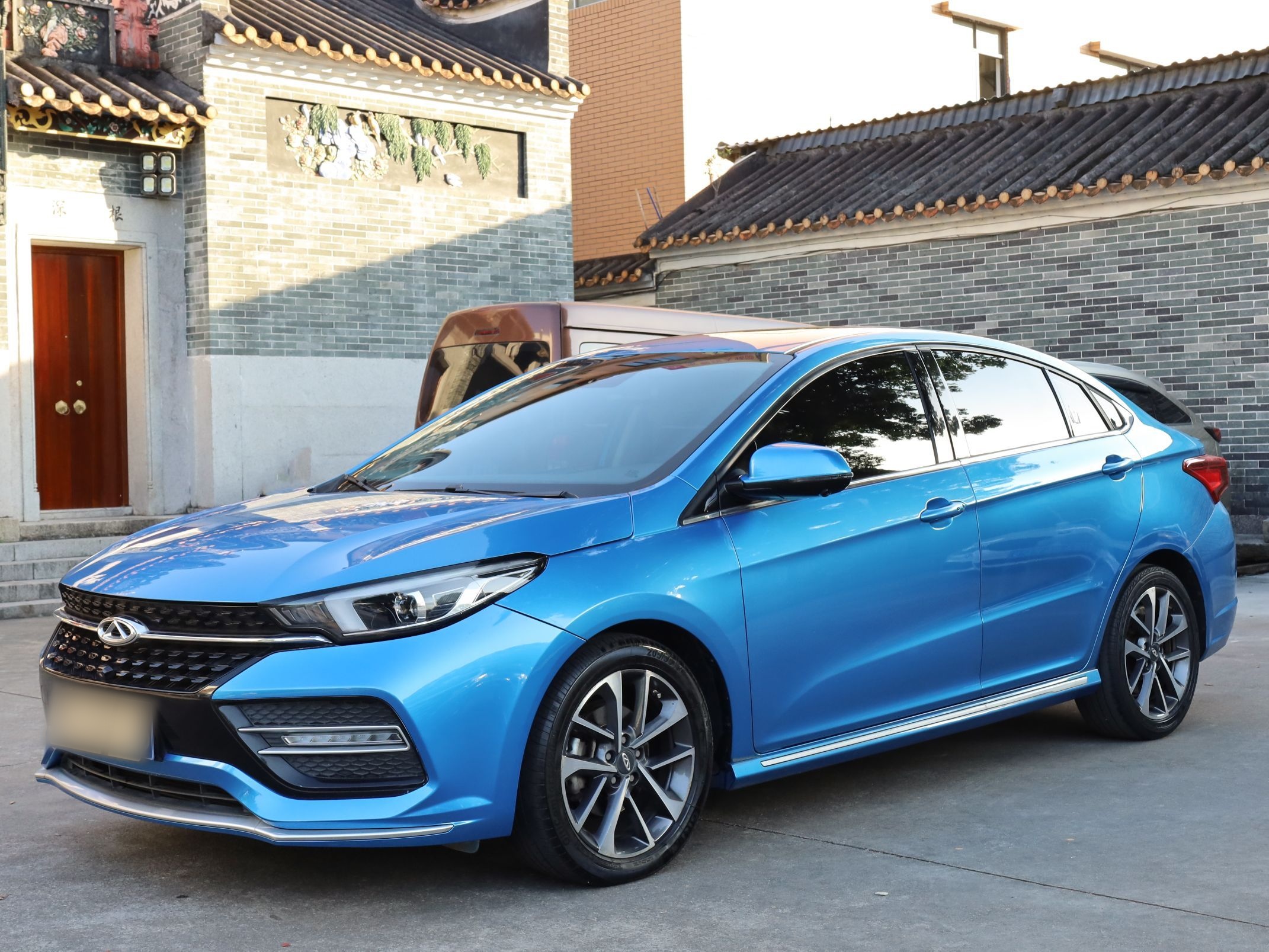 Под передней частью автомобиля