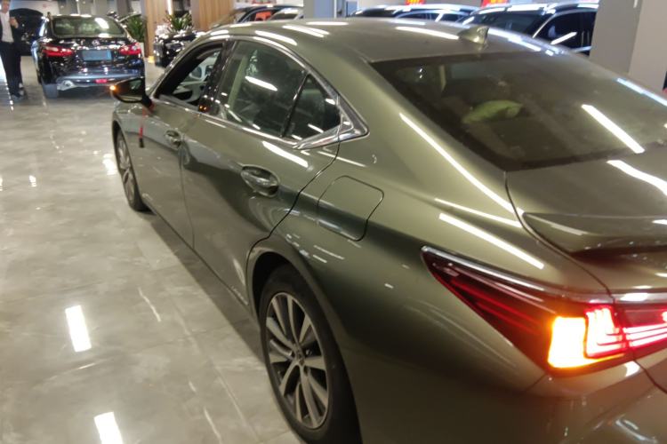 Used Lexus ES 2020 300h Premier Edition