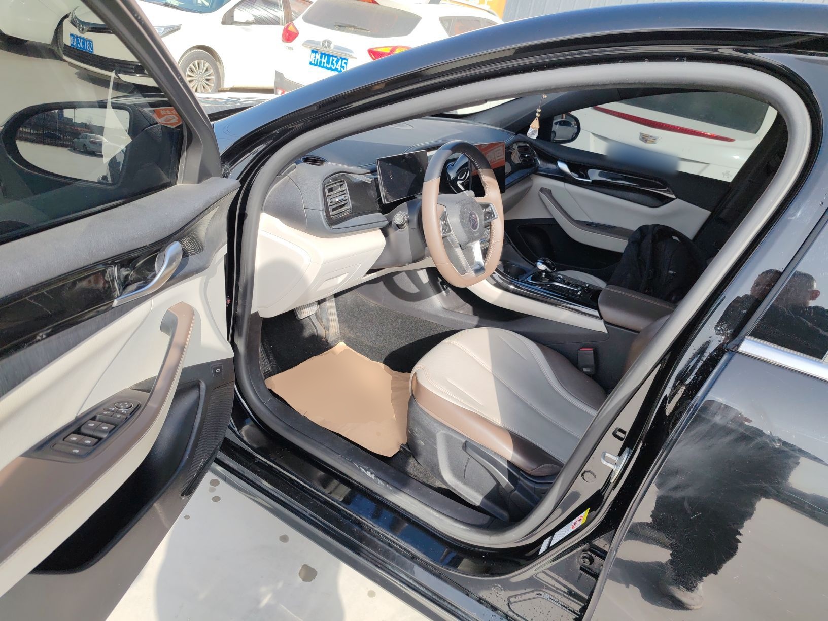 المقاعد الأمامية داخل السيارة