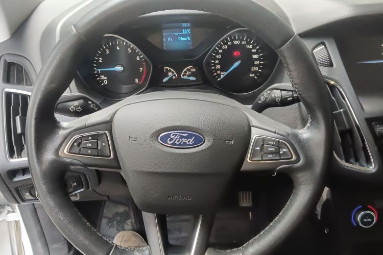 Used Ford Focus 2015 Hatchback 1.6L Manual Fashion Edition
