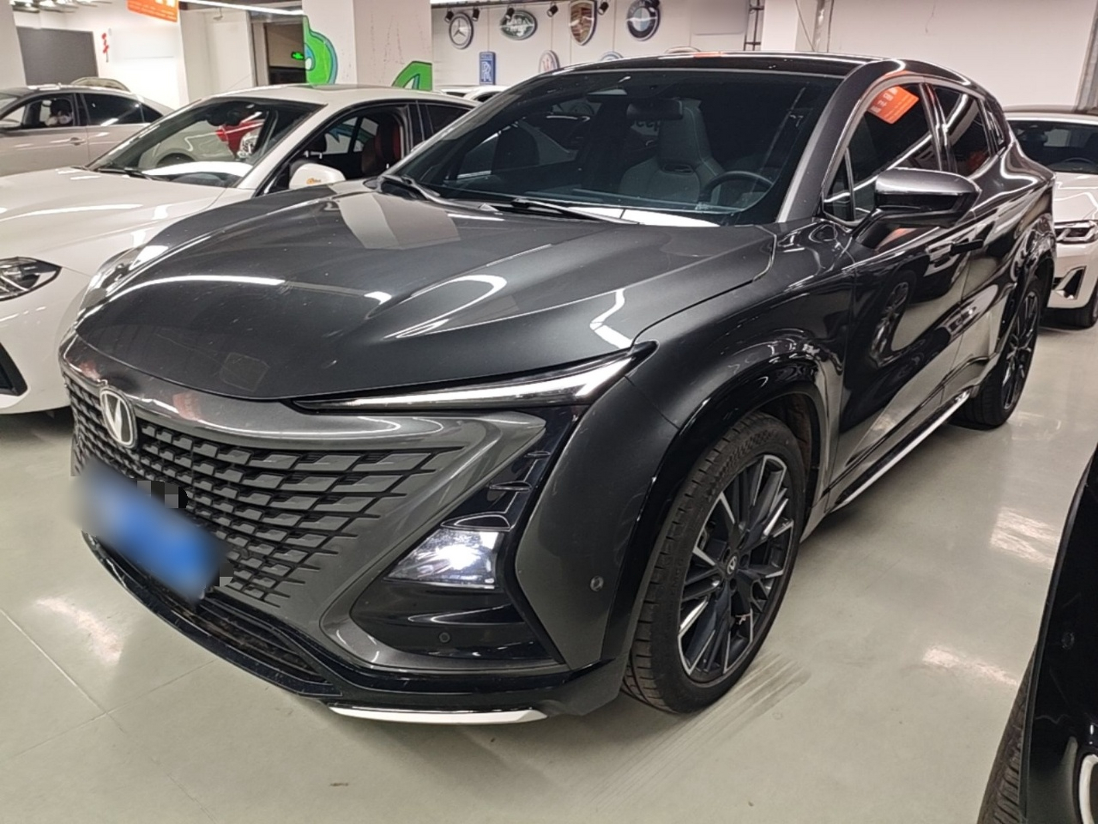 Под передней частью автомобиля