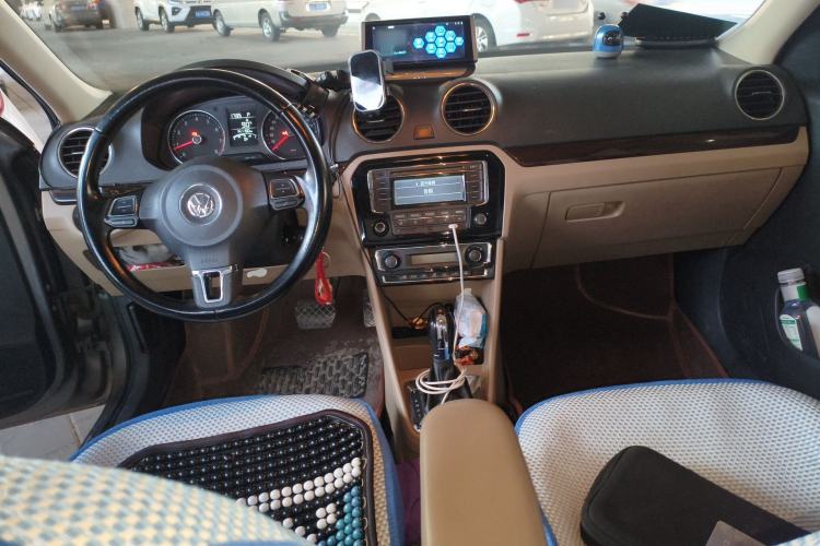 Used Volkswagen Jetta 2013 1.6L Automatic Luxury Model Center Console