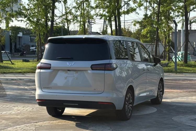 Used Wuling Starlight 730 2025 Model Pure Electric 500km Luxury Edition
