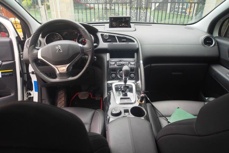 Used Peugeot 3008 2013 1.6THP Automatic Prestige Edition Center Console