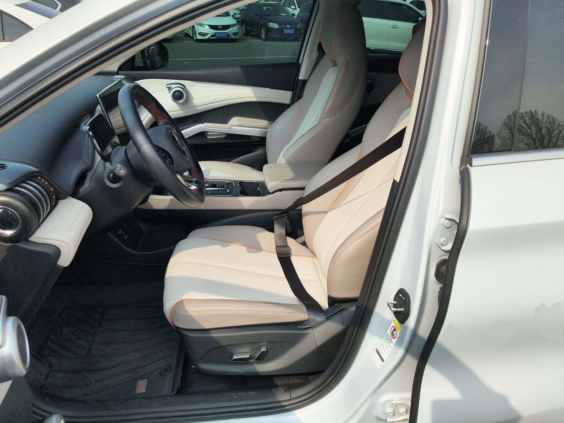 المقاعد الأمامية داخل السيارة