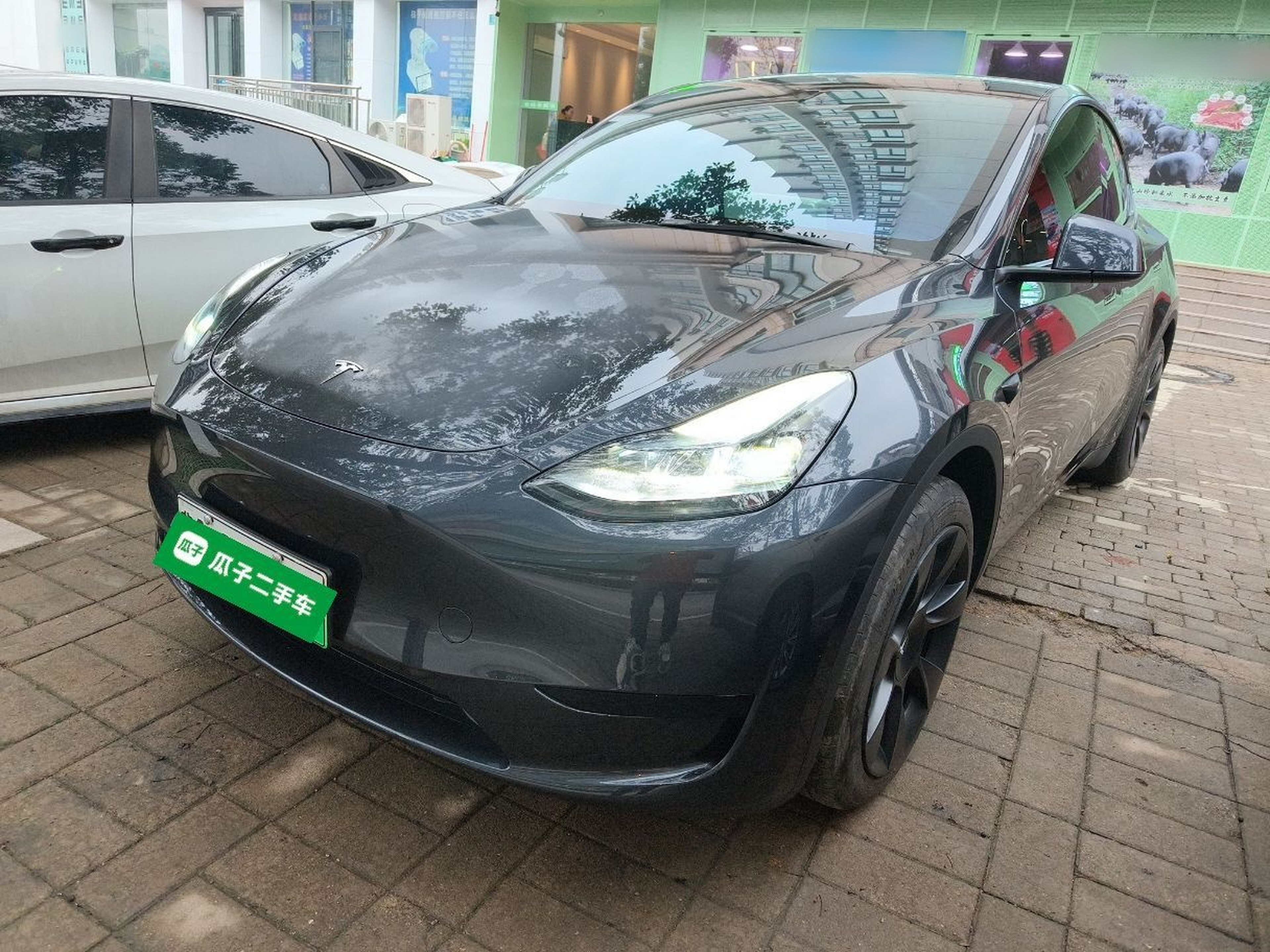 Под передней частью автомобиля