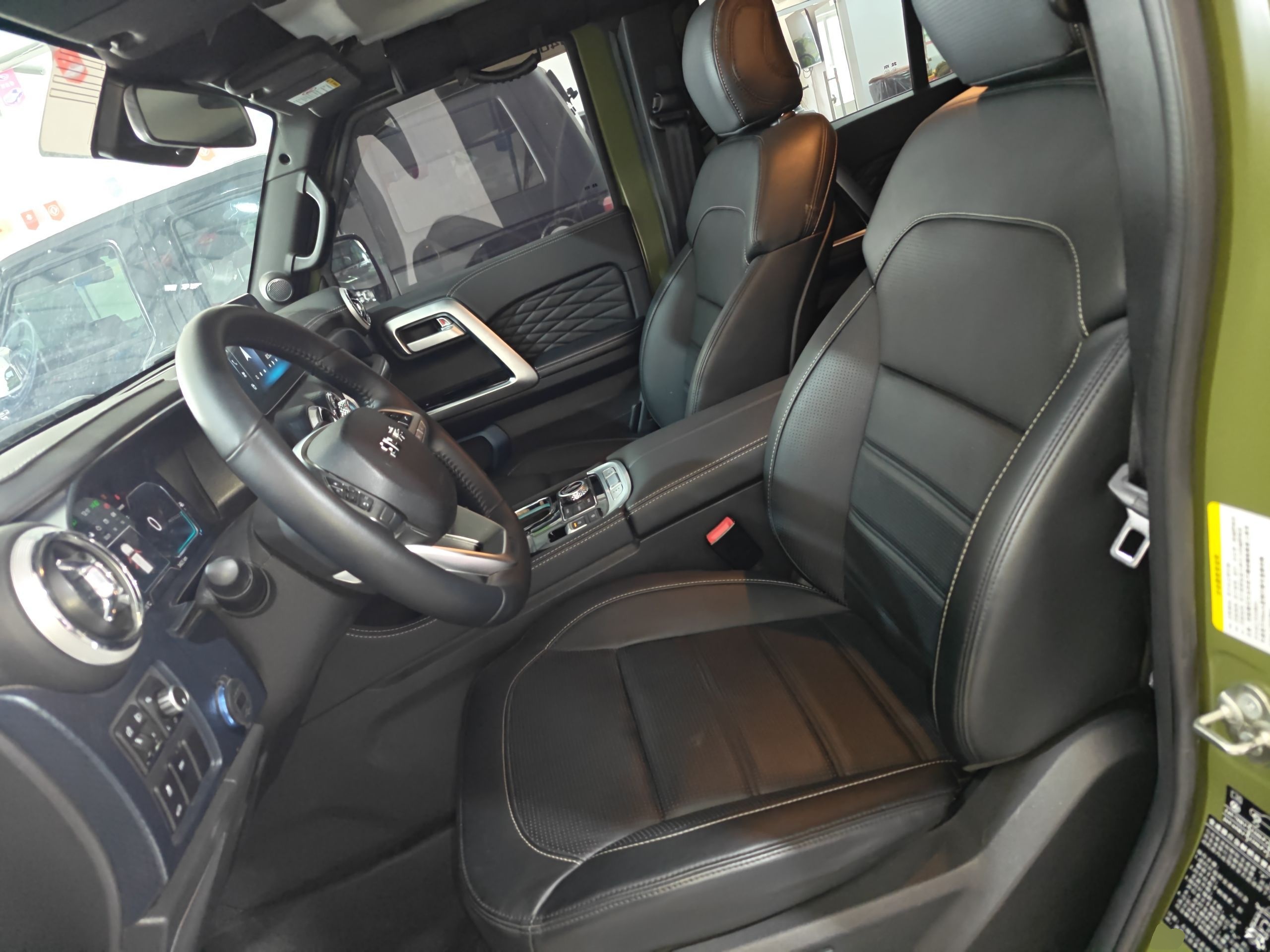 المقاعد الأمامية داخل السيارة