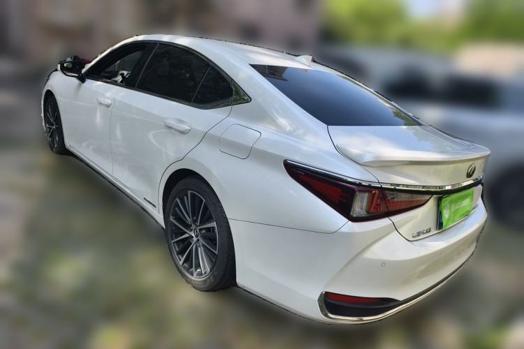 Used Lexus ES 2021 300h Deluxe Edition
