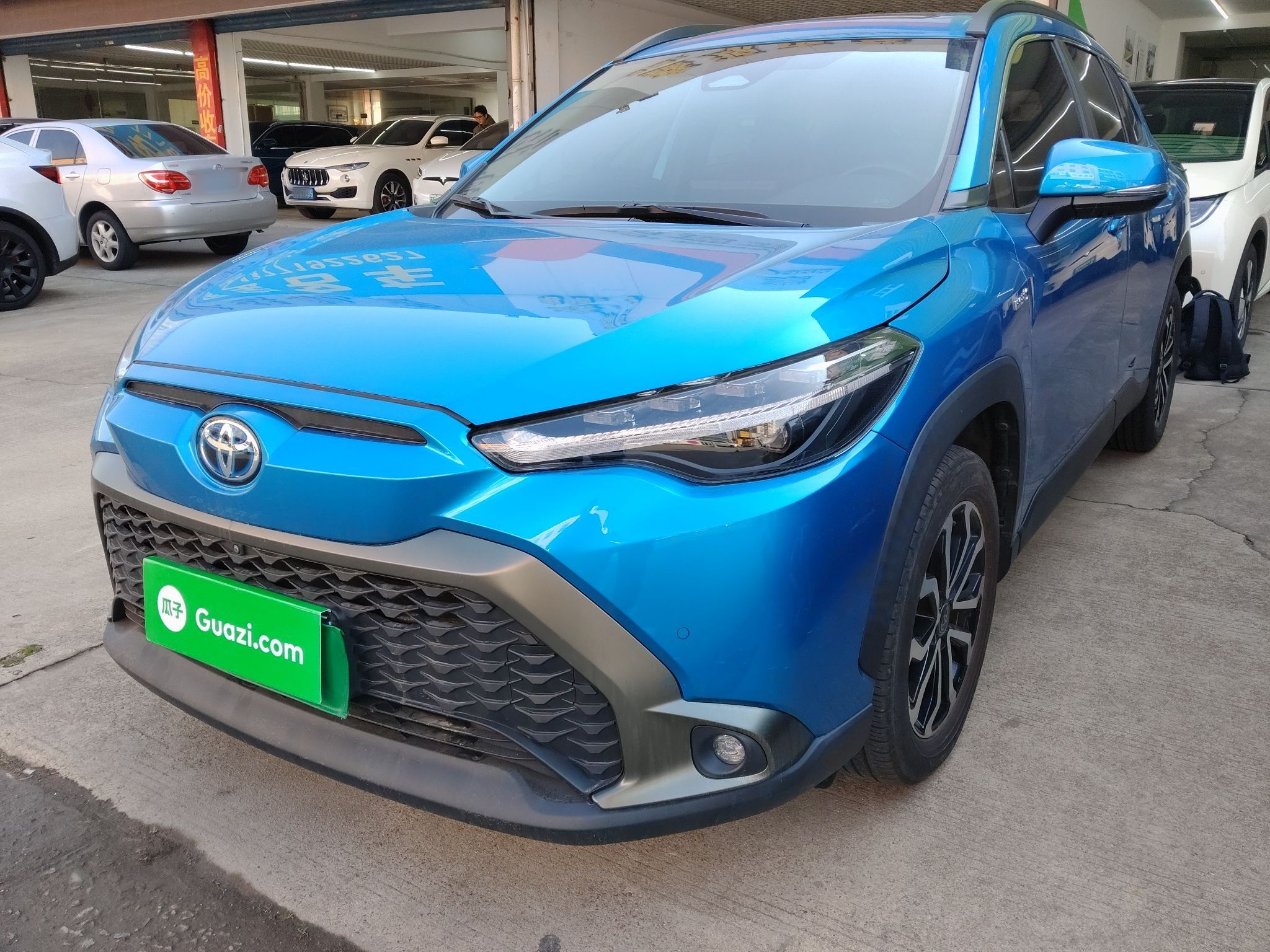 تحت مقدمة السيارة