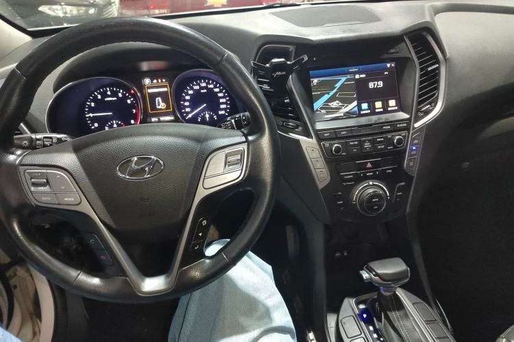 Used Hyundai Santa Fe 2017 2.0T Automatic All-Wheel Drive Smart 7-Seater Center Console