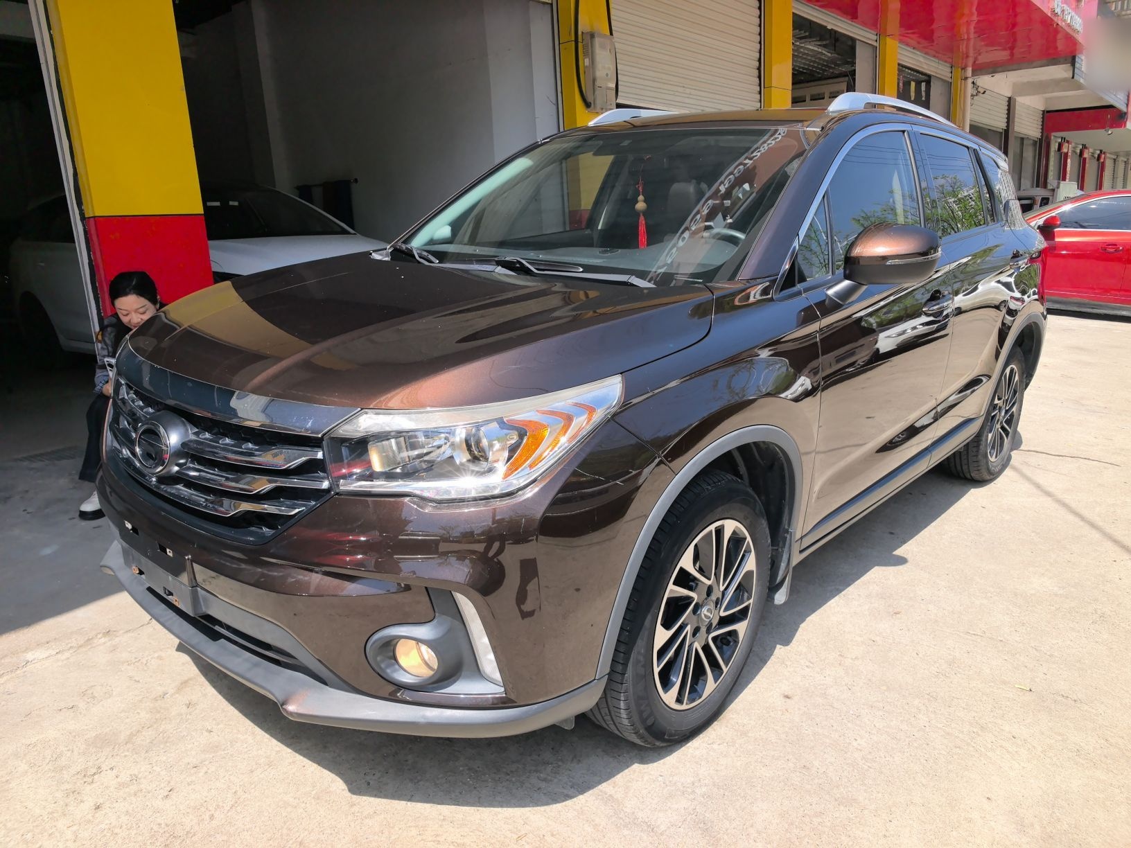 Под передней частью автомобиля