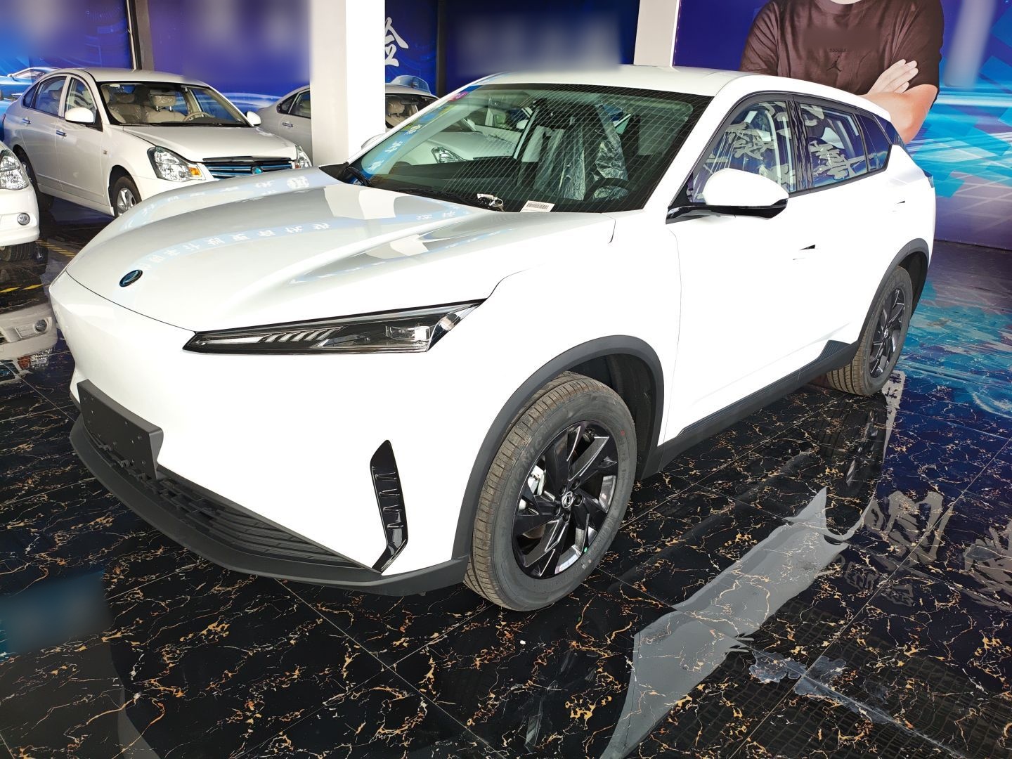 Под передней частью автомобиля