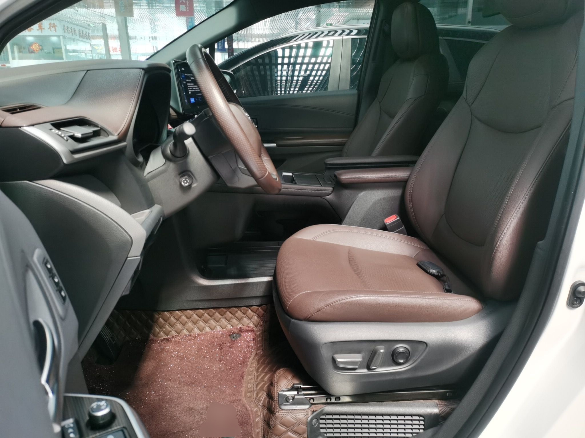 المقاعد الأمامية داخل السيارة