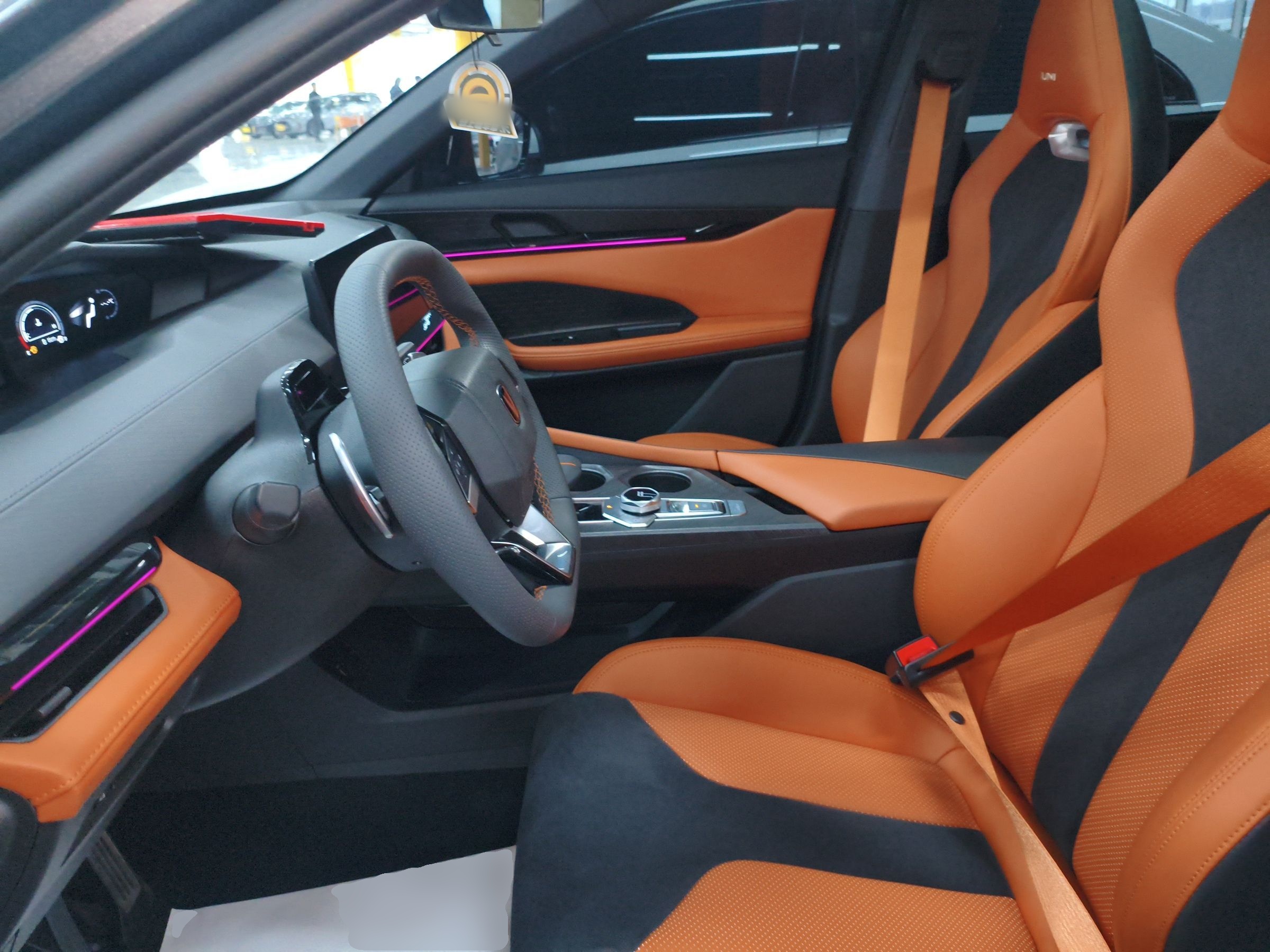 المقاعد الأمامية داخل السيارة