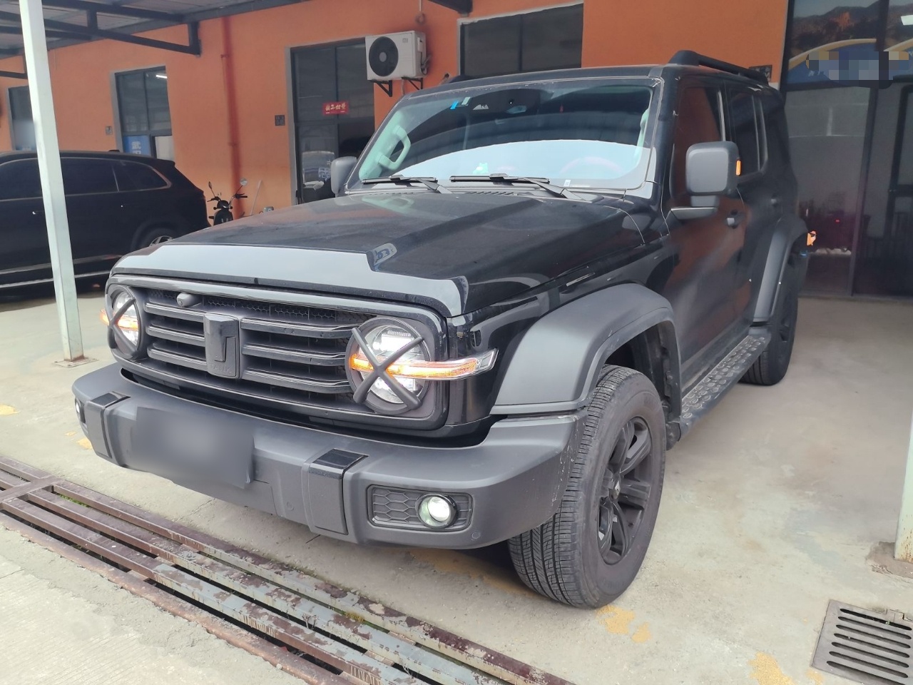 Под передней частью автомобиля