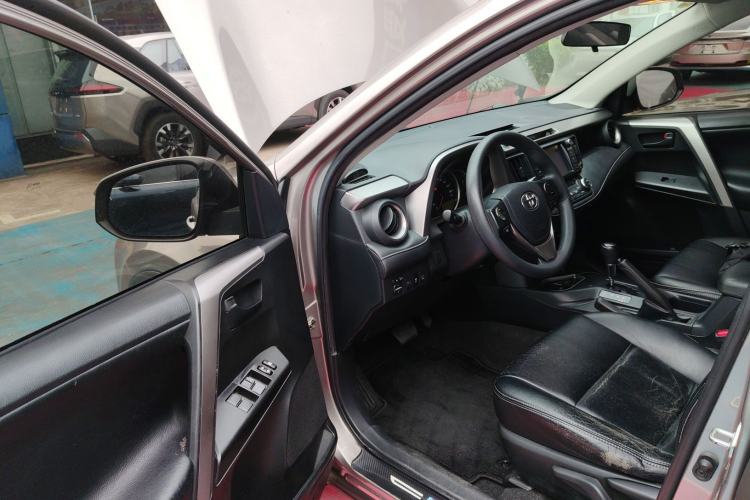 Used Toyota RAV4 2016 2.0L CVT Two-Wheel Drive Fashion Edition China V Standard
