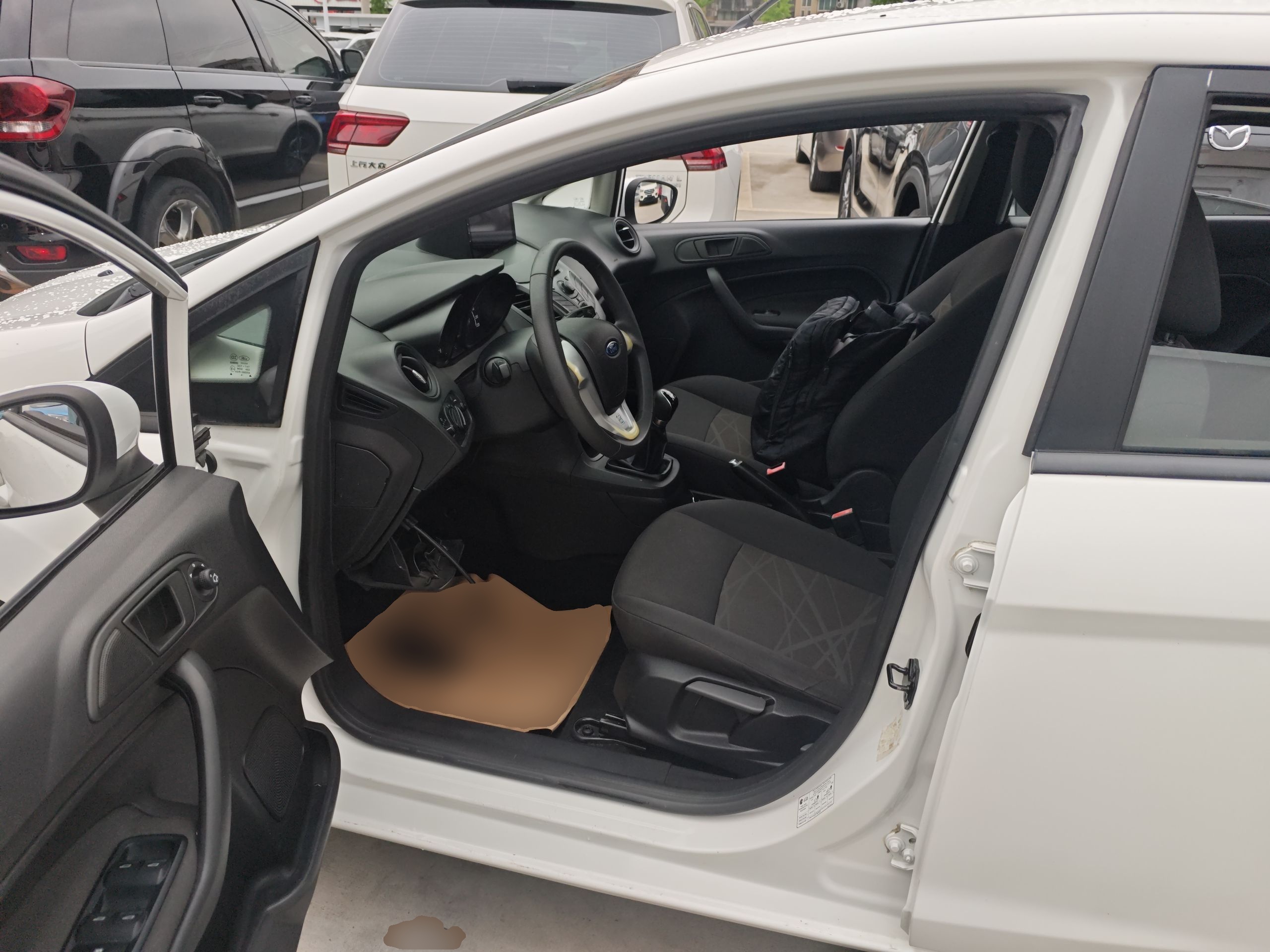 Переднее сиденье в автомобиле