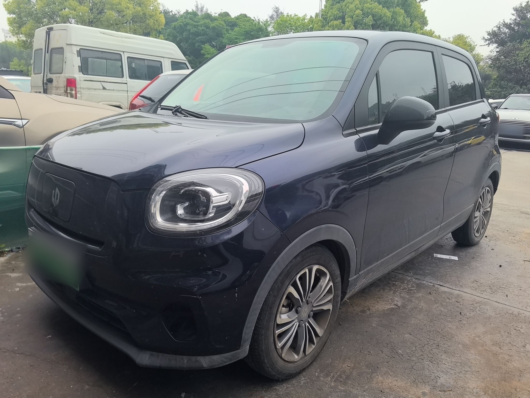 Под передней частью автомобиля