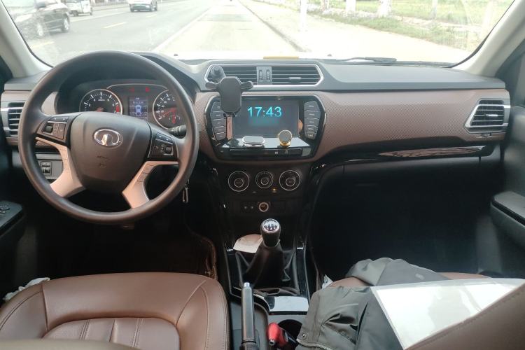 Used Great Wall Wingle 6 2017 2.4L Gasoline Two-Wheel Drive Elite Version 4G69 Center Console