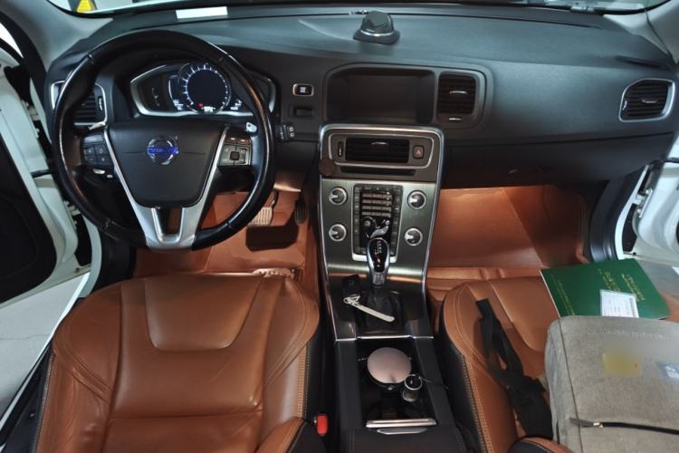 Used Volvo V60 2015 T5 Zhiya Personalized Sport Edition
