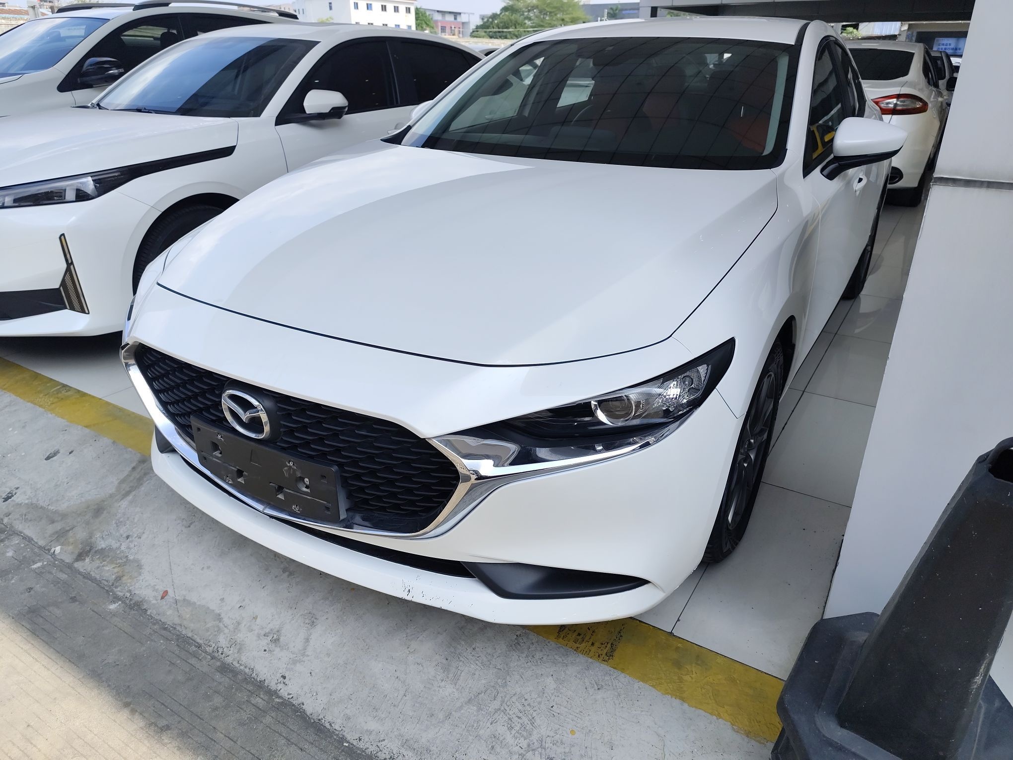 Под передней частью автомобиля