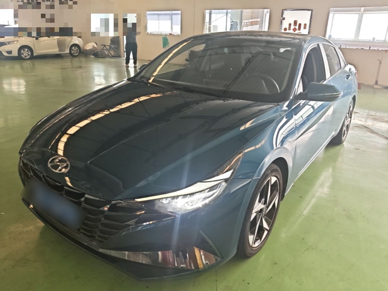 Под передней частью автомобиля