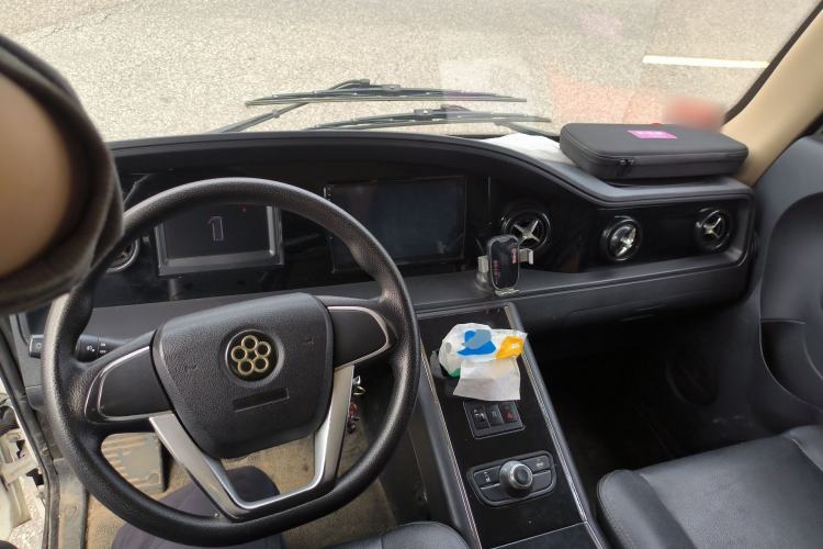 Used Guangtong Auto makeup Logistics Vehicle 2024 3.1T 2-Seater 4.99-Meter All-Electric Closed Cargo Van with 41.86 kWh Center Console