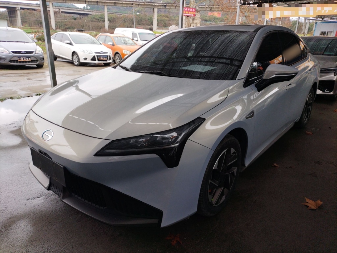 Под передней частью автомобиля