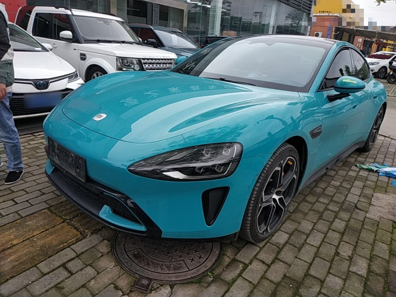 Под передней частью автомобиля