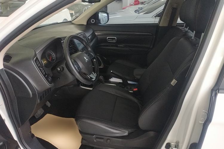 Used Mitsubishi Outlander 2018 2.0L Two-Wheel-Drive Jiale Edition 7-Seater
