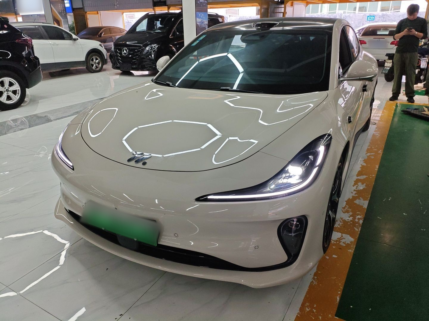 تحت مقدمة السيارة