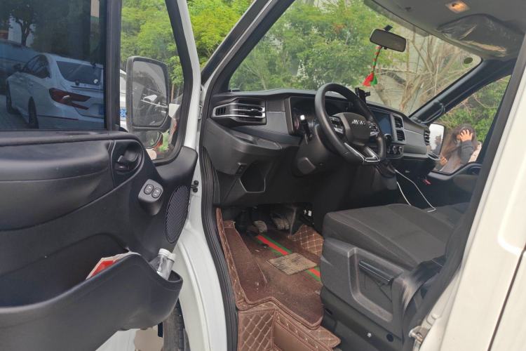 Used JMC Fushun 2025 2.0T 6MT Diesel Short-Wheelbase Low-Roof Commercial Multi-Purpose Passenger Vehicle with 5/6 Seats and Twin-Swing Tailgate Driver Seat