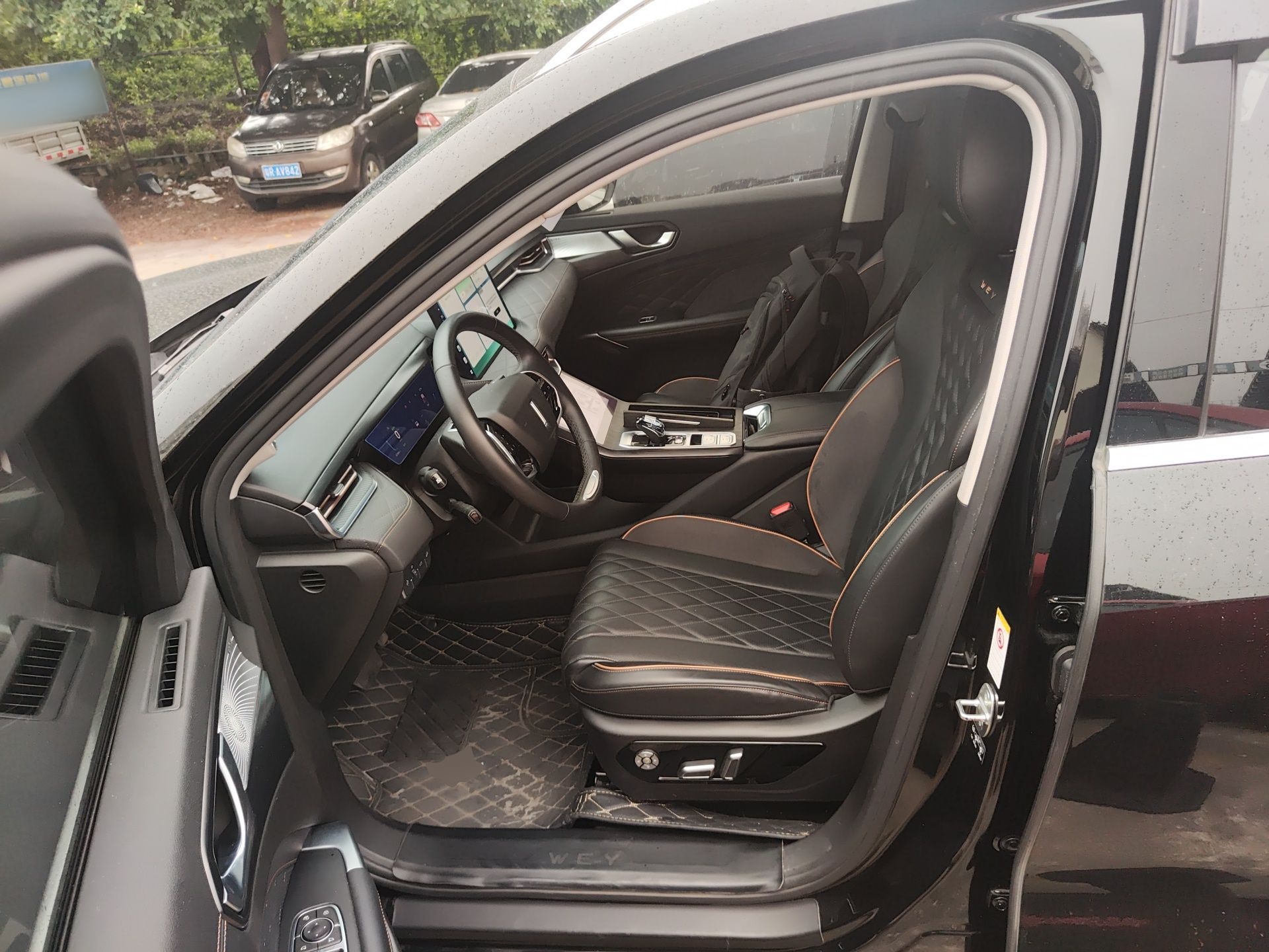 المقاعد الأمامية داخل السيارة