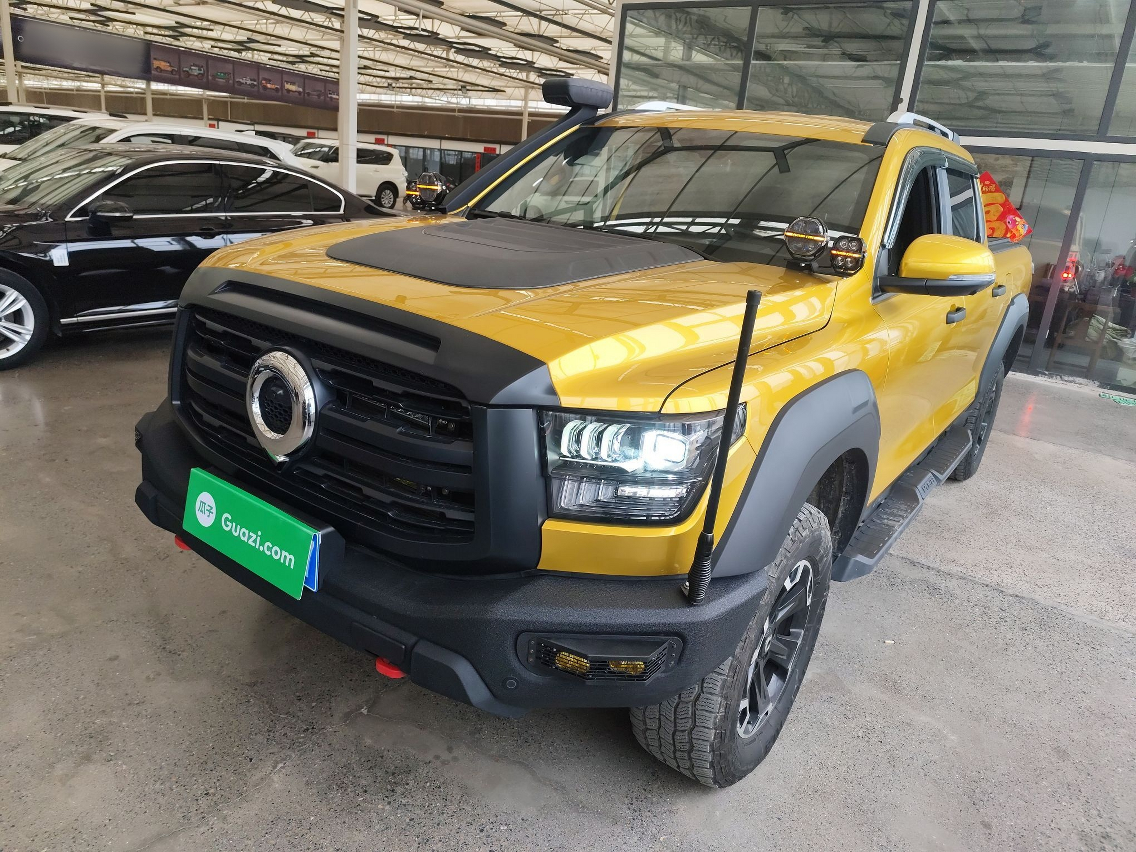 تحت مقدمة السيارة