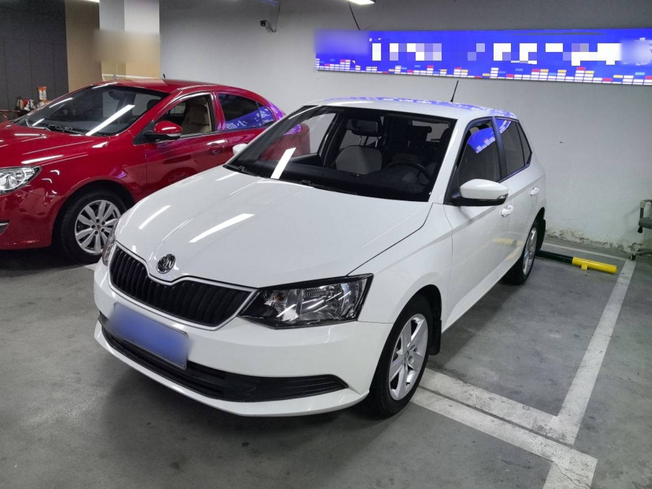 تحت مقدمة السيارة