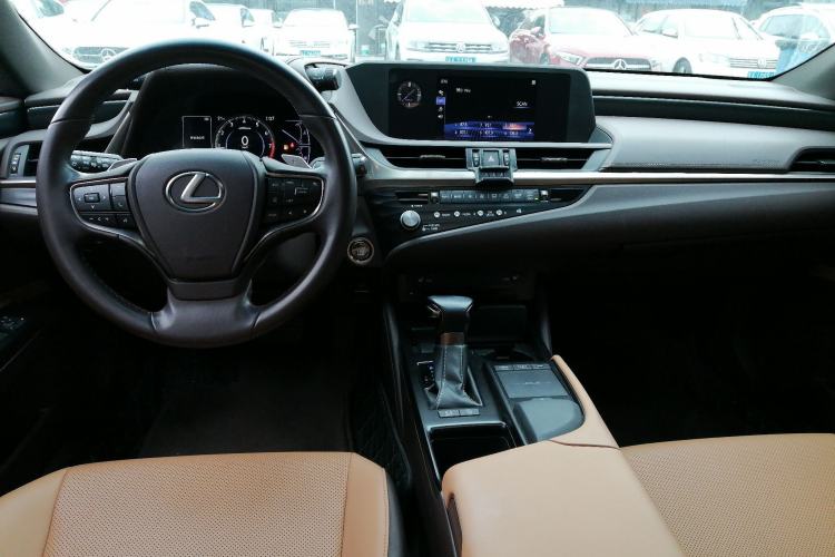 Used Lexus ES 2020 200 Excellence Edition Center Console