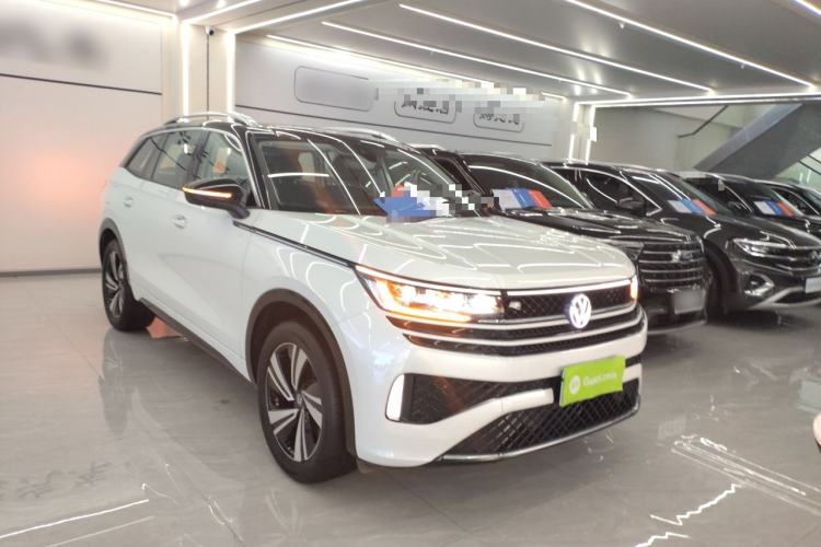 Used Volkswagen Tavendor 2024 380TSI All-Wheel-Drive R-Line Cruise Premium Edition Front Right 45 Deg